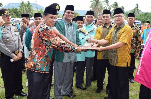 Bupati Limapuluh Kota Irfendi Arbi dan Wakil Bupati Ferizal Ridwan bersama para juara MTQ Nasional XXXVII tahun 2016 di Maek Kecamatan Bukik Barisan.